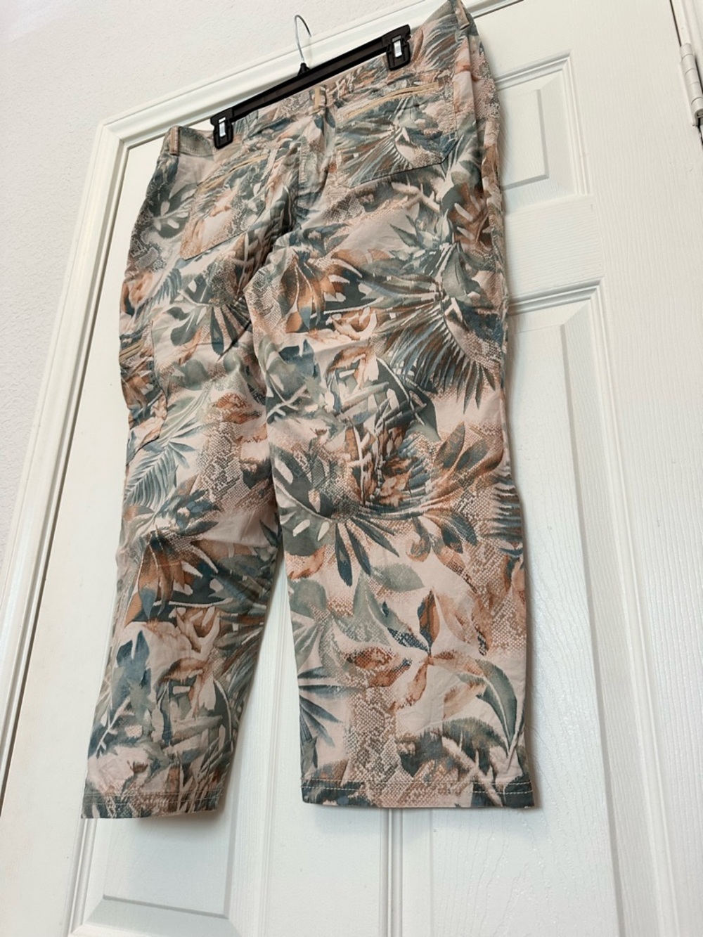 New Chico's Size 2 (US 12) Tropical Leaf Print Capri Cargo Pants - Picture 7 of 10